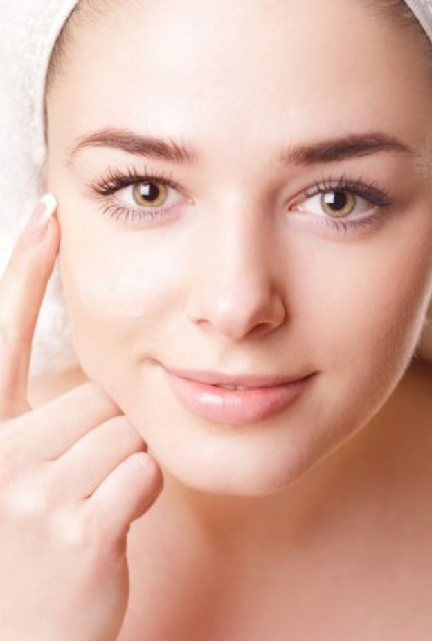 تعلمي طرق تنظيف الوجه بالبخار في المنزل