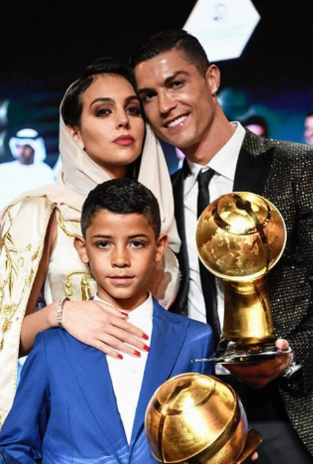 خطيبة كريستيانو رونالدو وابنه