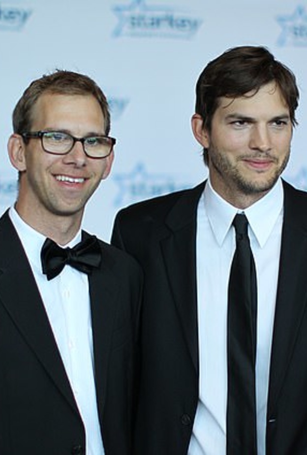 أشتون كوتشر وشقيقه التوأم