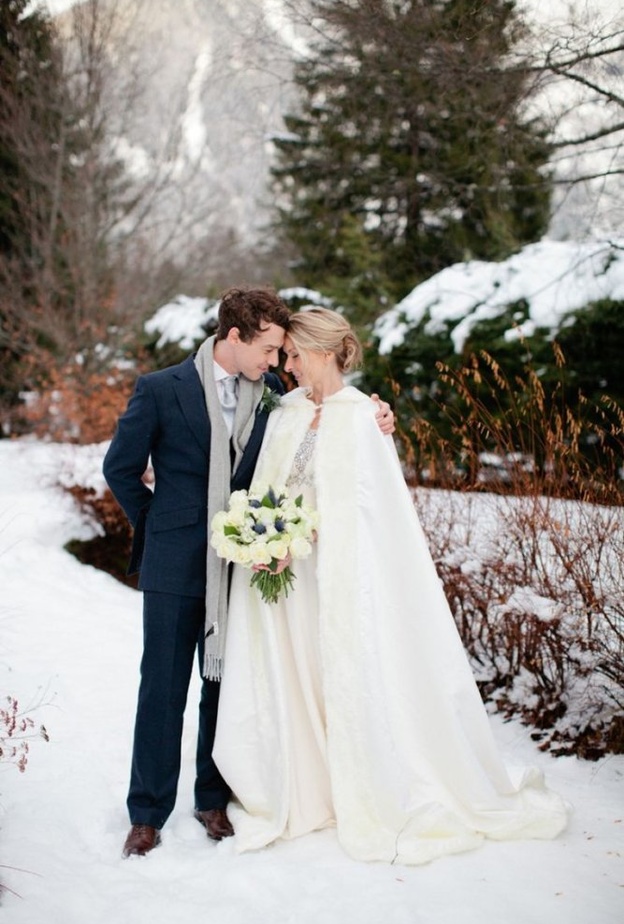 اصطحبي معك معطفا يتناسب مع الفستان حتى ولو يكن باللون الابيض