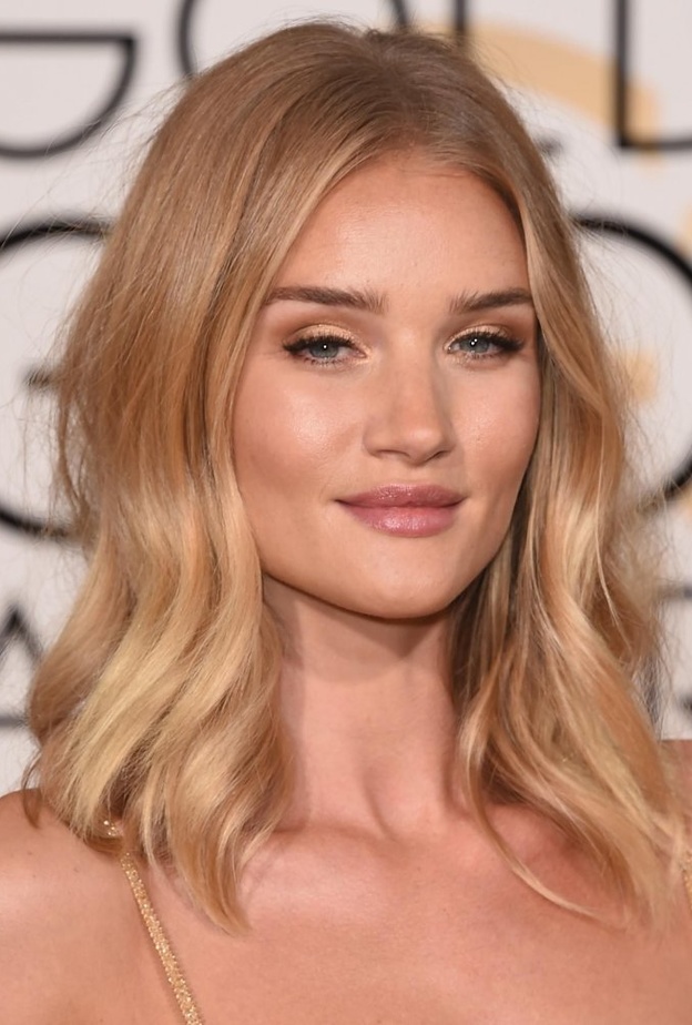 إطلالاة إميليا كلارك الجمالية العام الماضي