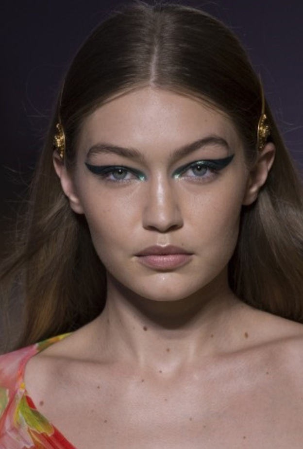  رسمات الآيلاينر المجنحة‎ ‎في عرض فرساتشي ‏Versace