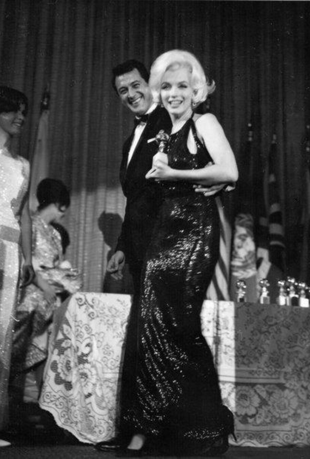 إطلالة أنيقة لأمل كلوني من توقيع ديور تميّزت بالقفازات البيض