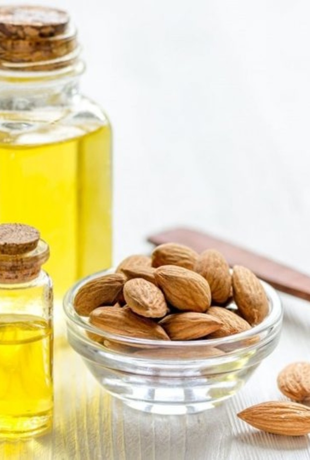  زيت اللوز المر علاج فعال للبواسير.