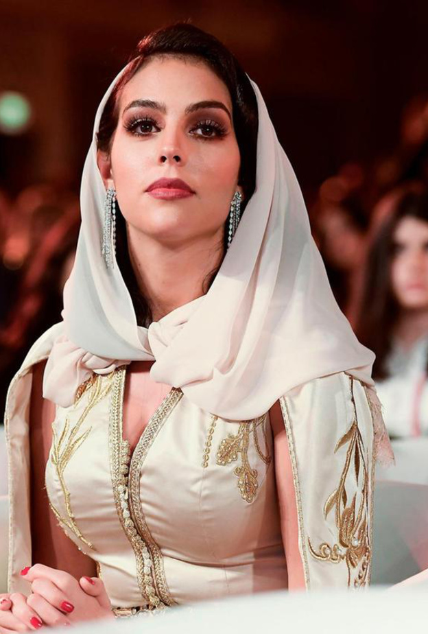 إطلالة جورجينا رودريغيز في دبي بموضة الفقطان الذهبي