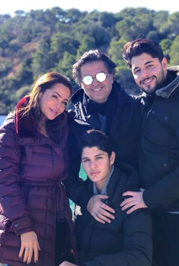 راغب علامة مع عائلته في اليونان 