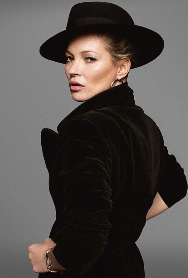  أتقنت كايت تنسيق البليزر الرسمي القصير مع فستان السهرة البراق