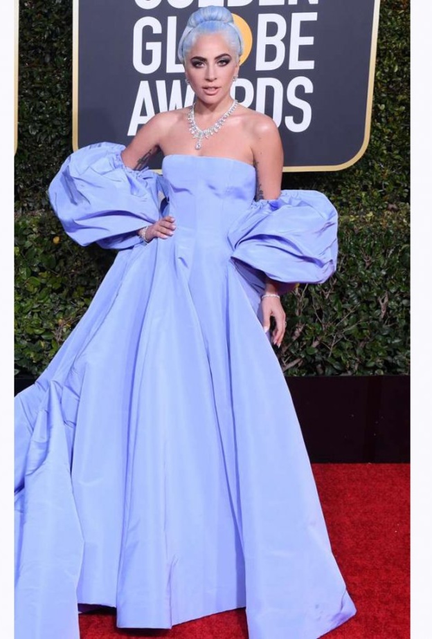 تميّز فستان لايدي غاغا بأكمامه الضخمة والطرحة الطويلة التي غطت السجادة الحمراء