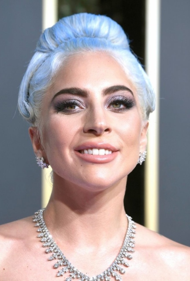 مكياج طبيعي مع تسريحة الشعر المرفوع أكسسوار الشرائط من اختيار Nicole Kidman