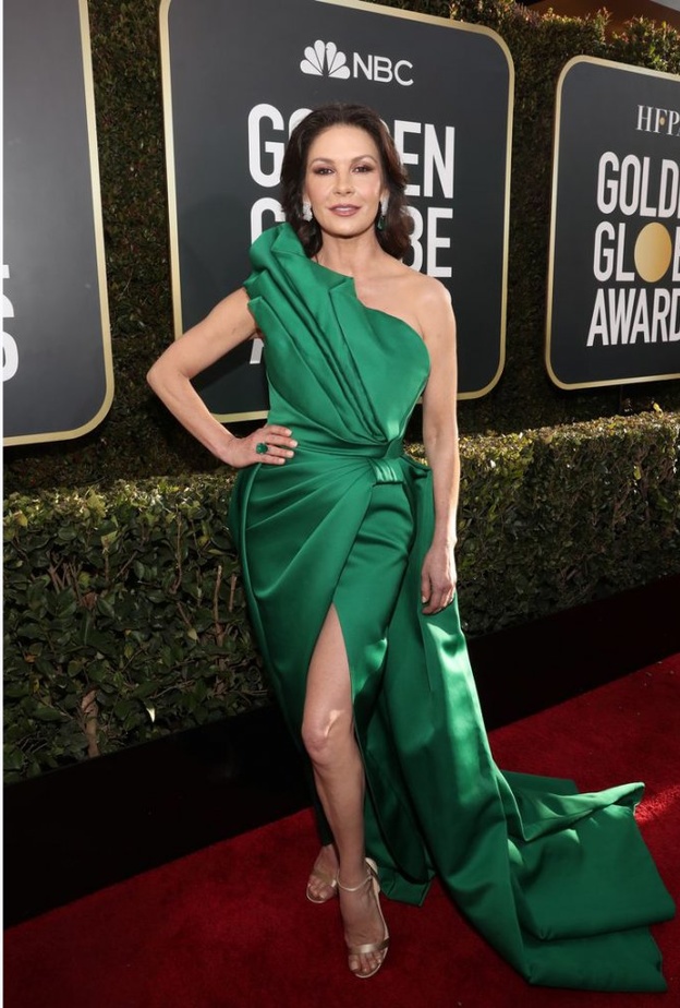 ‏ أناقة ‏Melissa McCarthy‏ بفستان بنفسجي من توقيع ‏Reem Acra