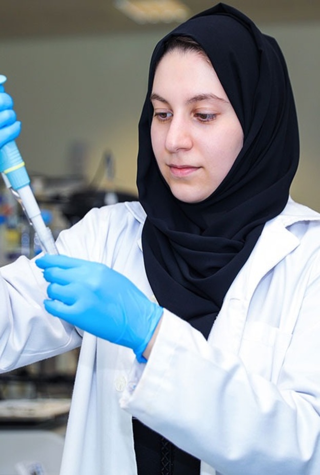  الباحثة الإماراتية أميرة المنصوري