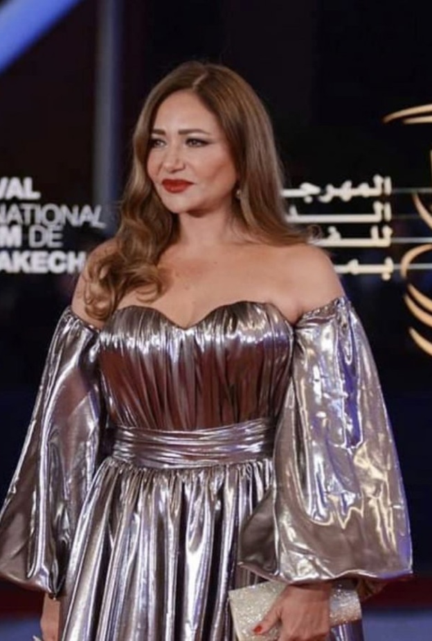 اعتمدي اسلوب ليلى علوي للسهرات بفستان قصير من الامام وطويل من الخلف