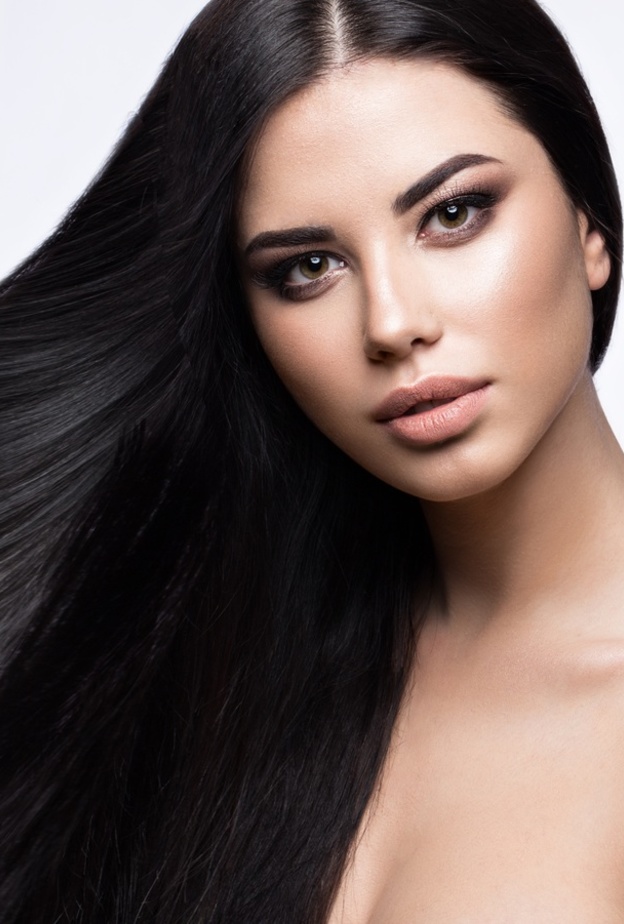 زبدة الشيا تعمل على فرد شعرك