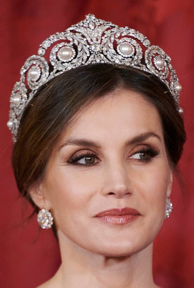 الملكة اليزابيث ترتدي تاج Vladimir Tiara.