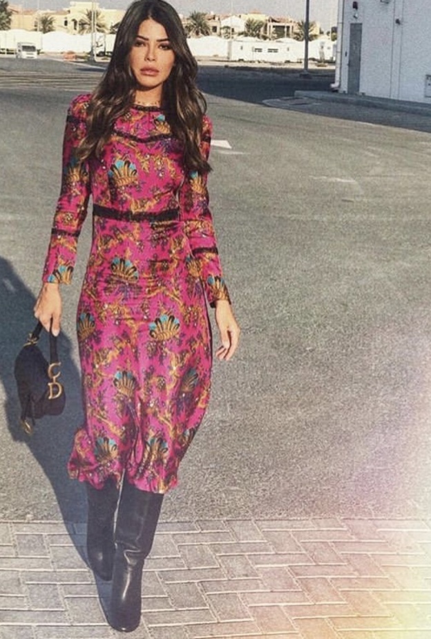 العنود بدر بإطلالة أنيقة ومثالية بفستان ميدي مع اكسسوارات دارجة.