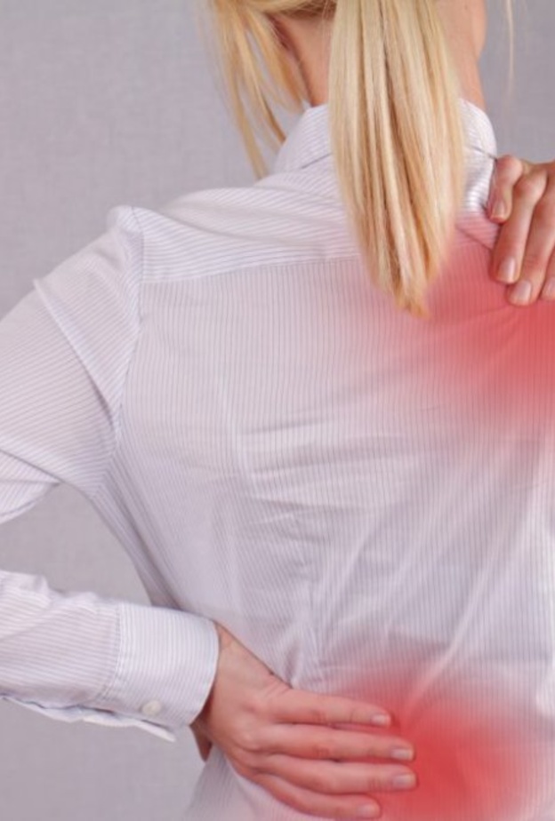 الجلوس الخاطئ أو المشي يسبب آلام في الظهر والكتف