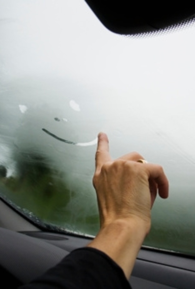 نصائح للتعامل مع الضباب الذي يغطي نوافذ السيارات