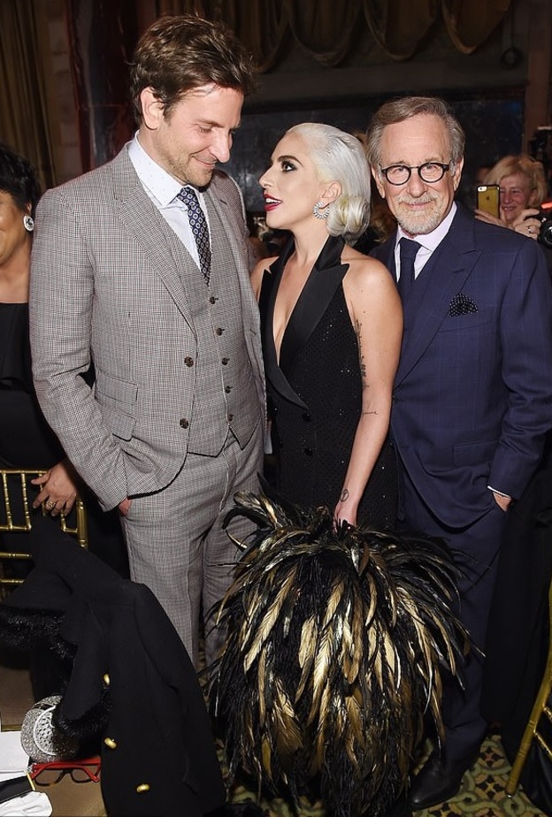 لقطة طريفة تظهر ستيفن سبيلبرغ مستعد للتصوير بينما ليدي غاغا وبرادلي كوبر مشغولان بحديث جانبي