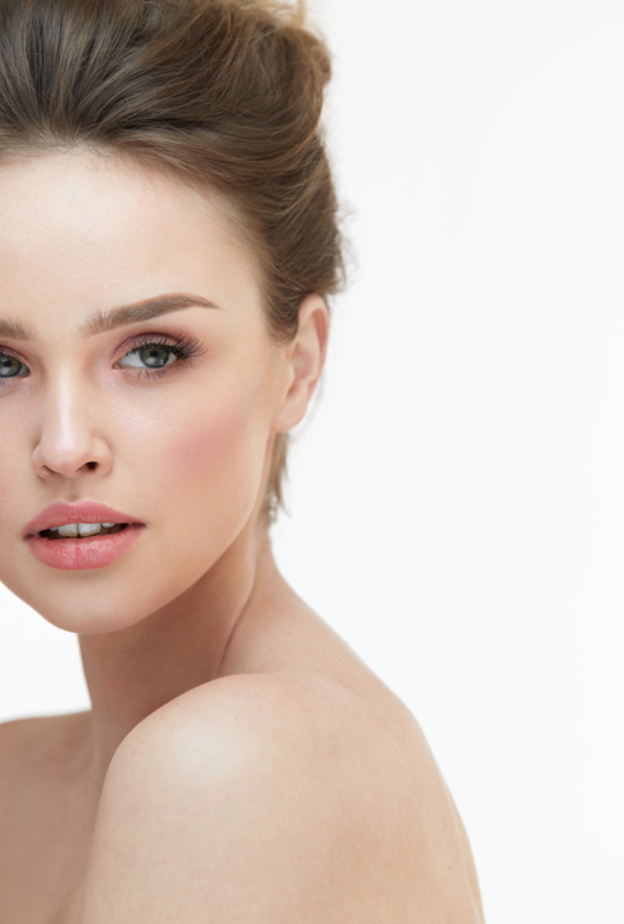 بعد وضع كريم الأساس والكونسيلر أنت بحاجة لتثبيتهما بالباودر