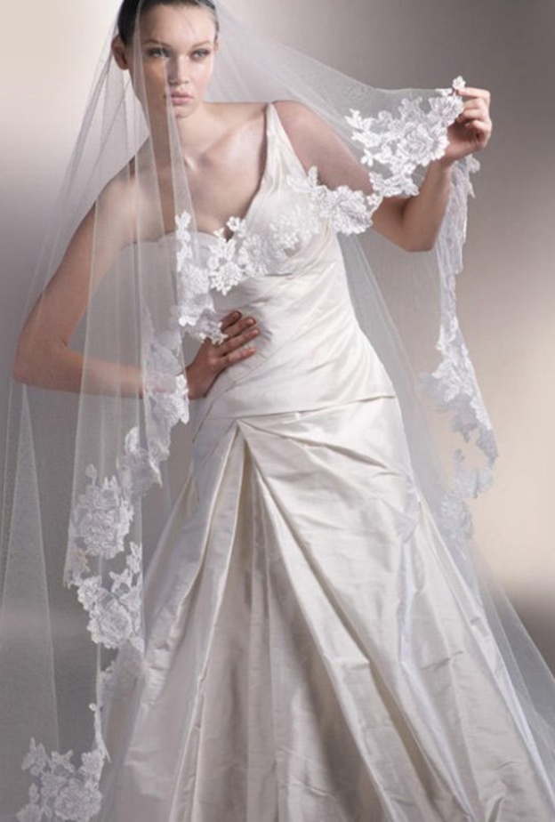 الطرحة الخليجية تتميز بطولها الى اسفل الجسم