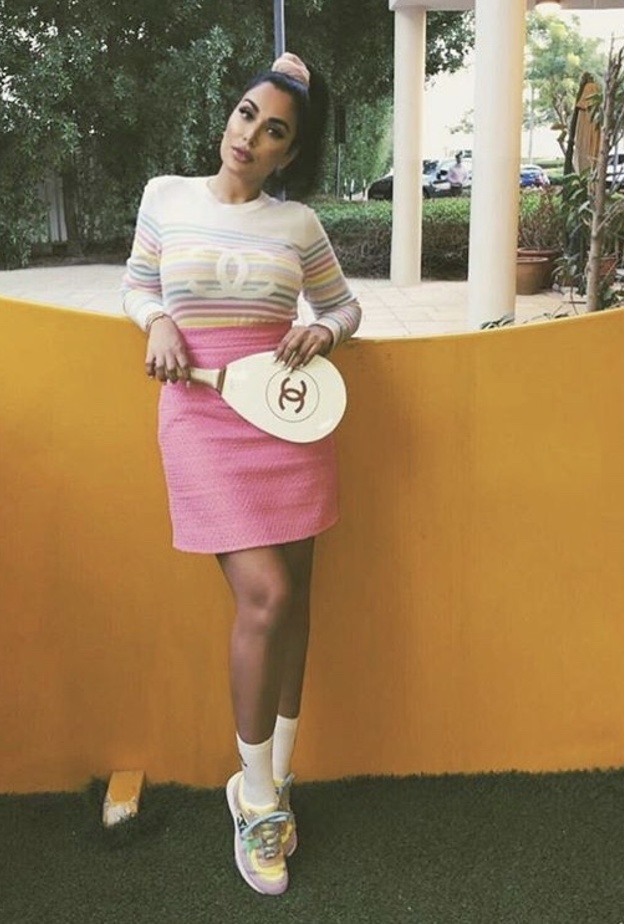 إطلالة بتنورة مزدانة بطبعة الكاروه وجوارب طويلة فوق الركبة