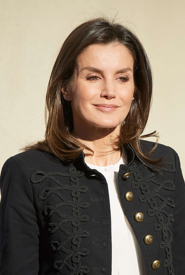  الملكة ليتيزيا في إطلالة "موفرة" جديدة بالألوان الأحادية