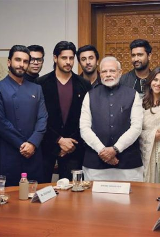 نجوم بوليوود في مقابلة جديدة مع رئيس وزراء الهند