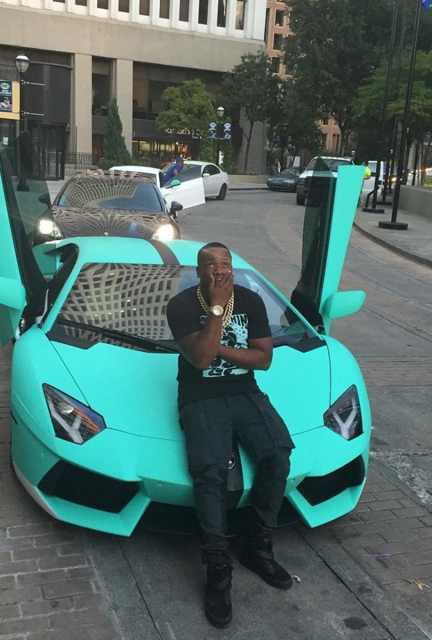 تايجا (Tyga) وسيارته الريج روفر