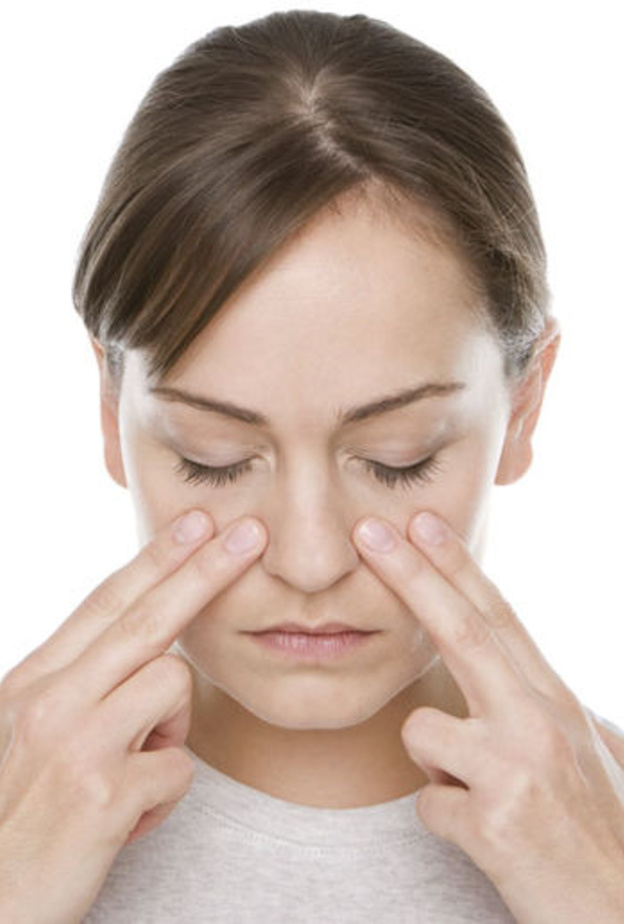 التهاب الجيوب الأنفية يسبب الصداع حول العين