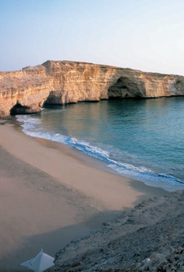 موقع مذهل يطلّ على خليج عمان