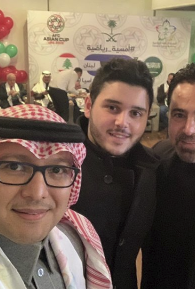 وليد بخاري سفير المملكة في لبنان مع عاصي الحلاني وابنه لمتابعة مباراة السعودية ولبنان 