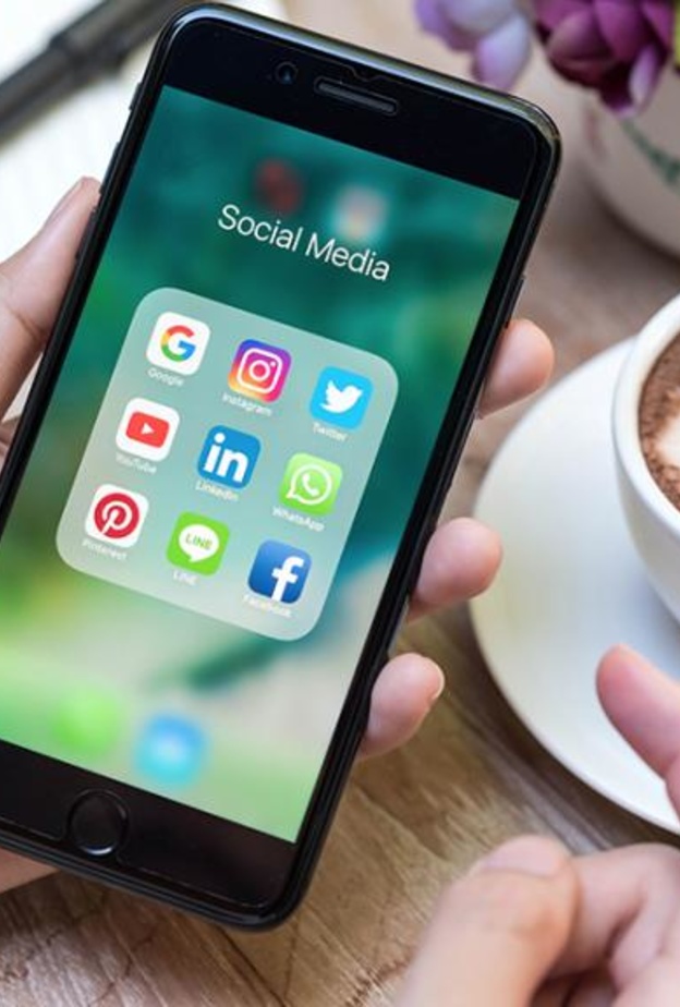 مواقع التواصل الاجتماعي تؤثر على قدرات الدماغ.
