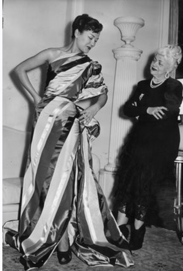 نينا ريتشي تنهي أحد رسوماتها الابداعية