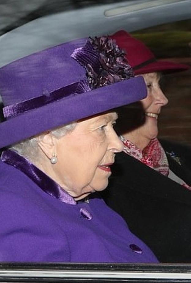  الملكة إليزابيث في إطلالة أرجوانية أنيقة