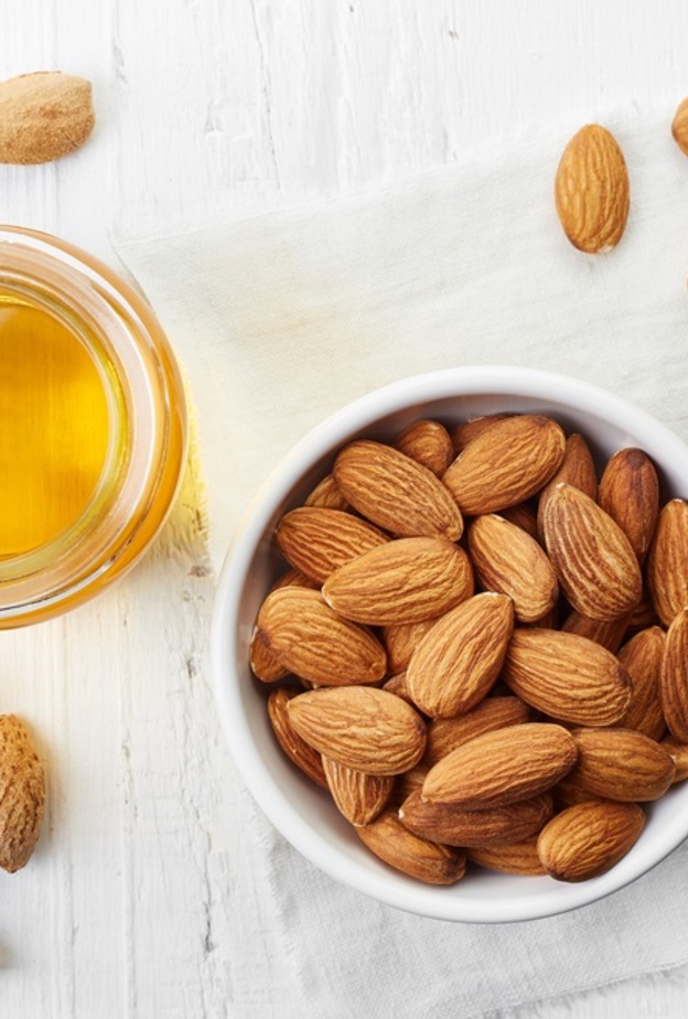 فوائد زيت اللوز المر لعلاج طنين الاذن