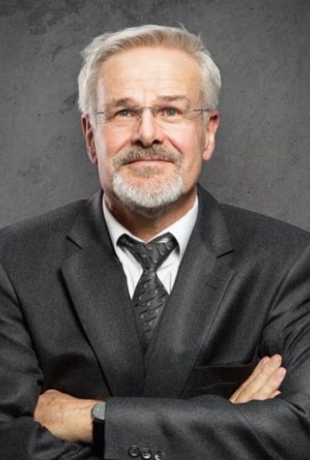 ينجح كثيراً في الإدارة أو كرئيس مجلس إدارة