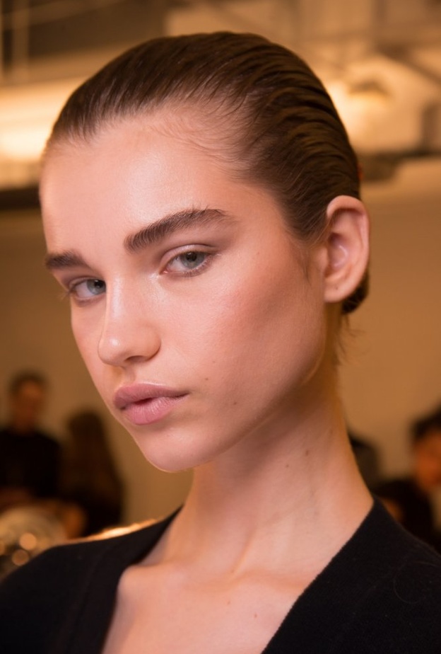 البلاشر الترابي بشكل أفقي لشتاء 2019 من Alexander Wang