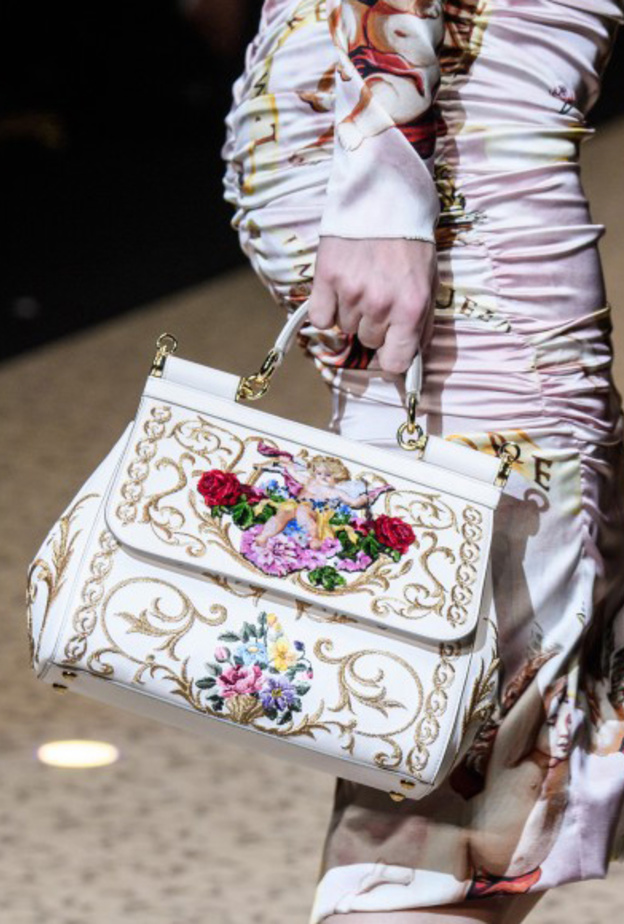 الحقائب المطرزة‎ ‎الكبيرة ‏والبيضاء من Fendi