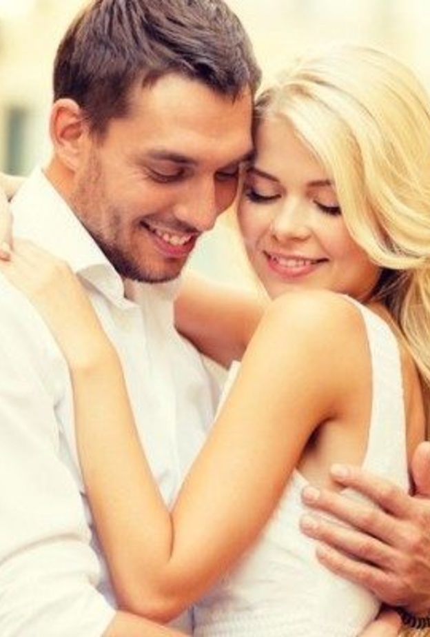 علامات حب الزوج لزوجته