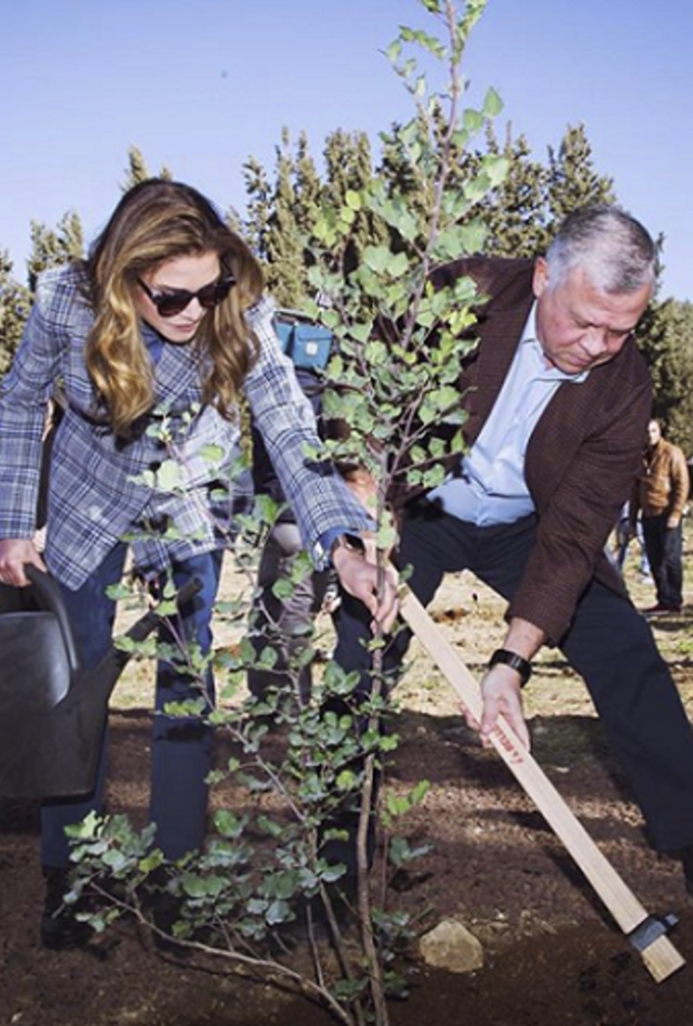 الملك عبدالله والملكة رانيا يتشاركان بغرس الأشجار بمناسبة يوم الشجرة أمس