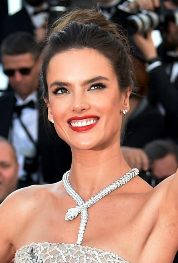 بيلا حديد ترتدي عقد الماس من بولغاري Bulgari