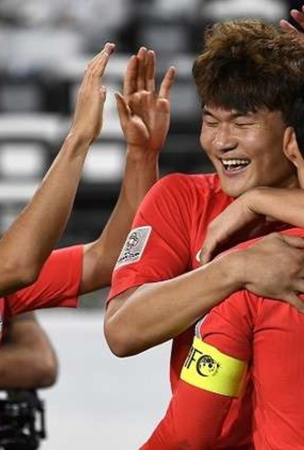 لاعبو المنتخب الكوري يحتفلون بالتأهل