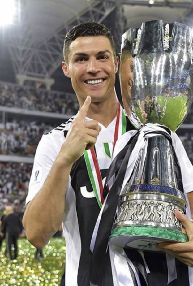 كريستيانو رونالدو مع كأس السوبر الإيطالي بعد فوز جوفنتوس على ميلان 