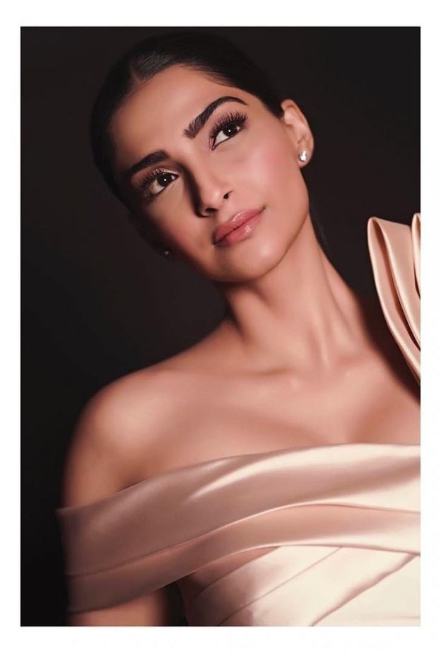  Sonam Kapoor تشبه دمية باربي في أحدث صورها