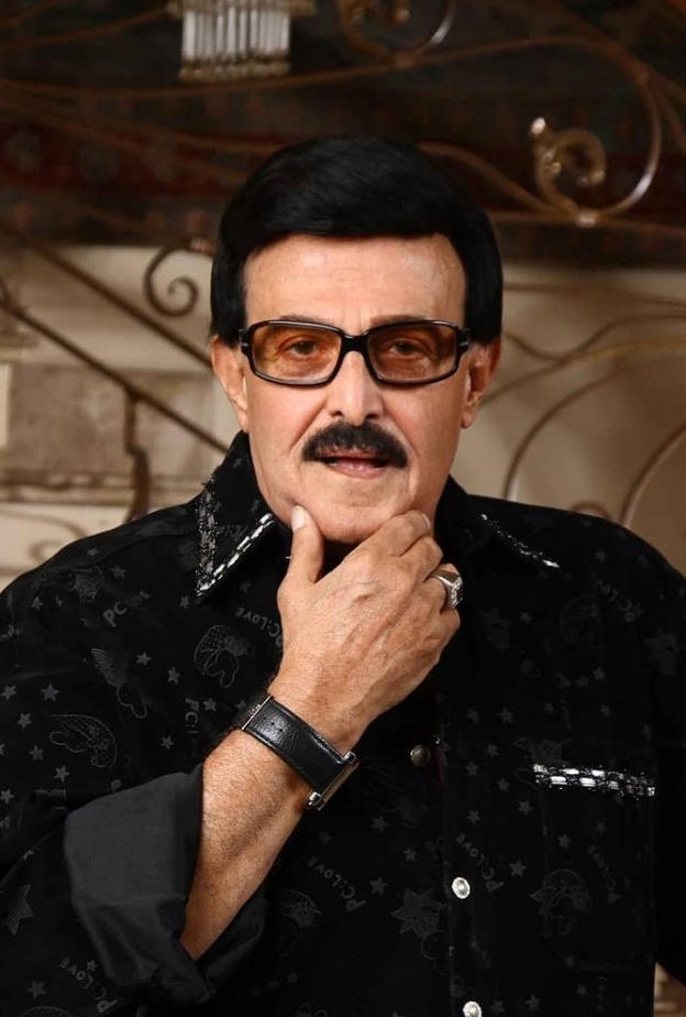 مصطفى فهمي وزوجته يحتفلان مع سمير غانم