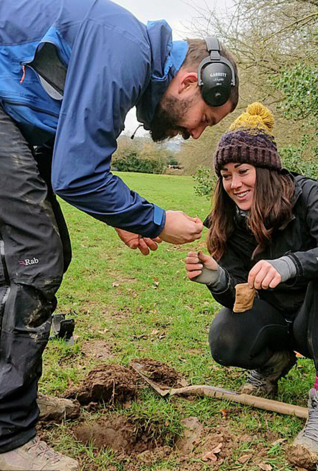 رجل يفاجئ صديقته بخاتم خطبة دفنه في أرض الحديقة