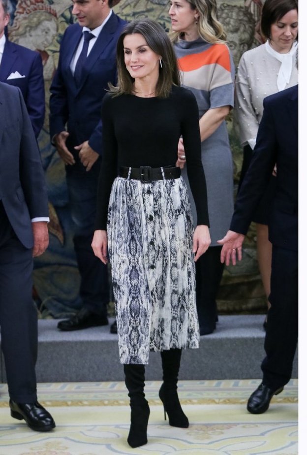 أضافت الملكلة أقراطا دائرية أنيقة وقامت بإسدالها شعرها