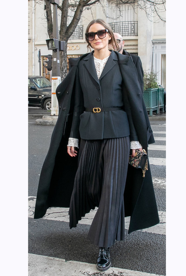 ‏ أوليفيا باليرمو ‏Olivia Palermo‏ اختارت تنورة مكسّرة مع البلايزر الكلاسيكية بإطلالة أنثوية ساحرة