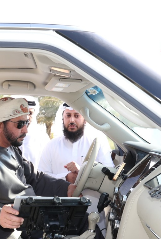 سمو الشيخ حمدان بن زايد آل نهيان ممثل الحاكم في منطقة الظفرة يتفقد السيارة الذكية