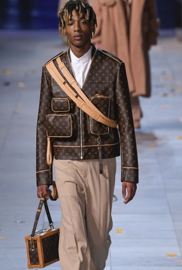 بدلات رسمية سوداء من  فالنتينو Valentino
